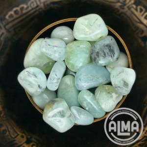 Prehnita grupo sobre cuenco dorado con logo